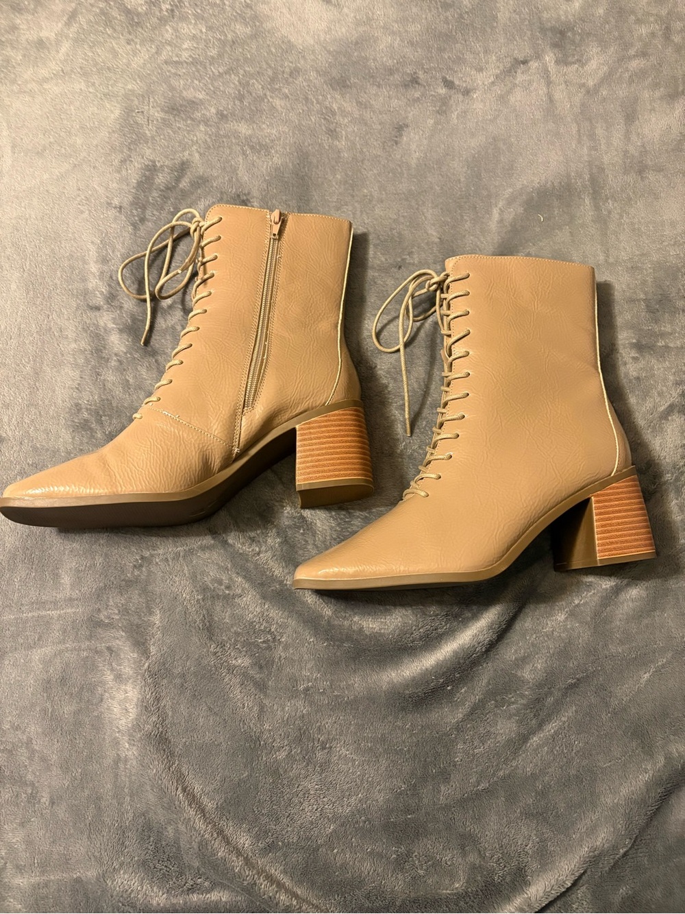 Journee Collection Women's Beige Faux Leather Lace-Up Bootie 9.5 W